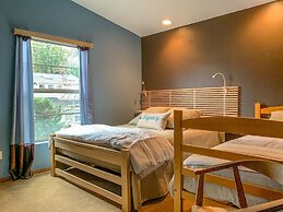 Sophisticated Urban Loft Townhouse With BBQ on the Deck by Redawning