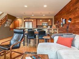 Sophisticated Urban Loft Townhouse With BBQ on the Deck by Redawning