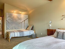 Sophisticated Urban Loft Townhouse With BBQ on the Deck by Redawning