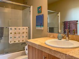 Sophisticated Urban Loft Townhouse With BBQ on the Deck by Redawning