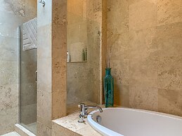 Sophisticated Urban Loft Townhouse With BBQ on the Deck by Redawning