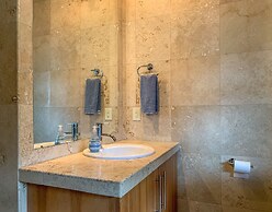 Sophisticated Urban Loft Townhouse With BBQ on the Deck by Redawning