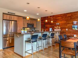 Sophisticated Urban Loft Townhouse With BBQ on the Deck by Redawning