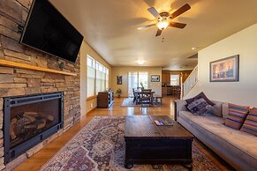 Redtail 30 Day Minimum 3 Bedroom Home by Redawning