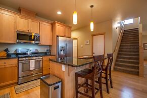 Redtail 30 Day Minimum 3 Bedroom Home by Redawning