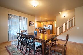 Redtail 30 Day Minimum 3 Bedroom Home by Redawning