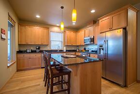 Redtail 30 Day Minimum 3 Bedroom Home by Redawning