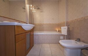 B41 - Windmill Modern With Pool