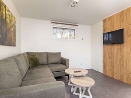 Modern Chalet Near Lake