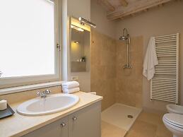 Plush Holiday Home in Cortona with Hot Tub