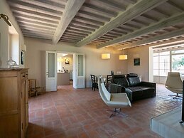 Plush Holiday Home in Cortona with Hot Tub