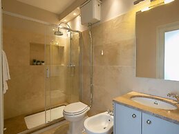 Plush Holiday Home in Cortona with Hot Tub