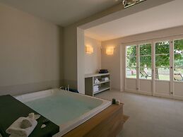 Plush Holiday Home in Cortona with Hot Tub