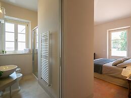 Plush Holiday Home in Cortona with Hot Tub