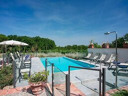 Plush Holiday Home in Cortona with Hot Tub