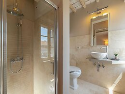 Plush Holiday Home in Cortona with Hot Tub