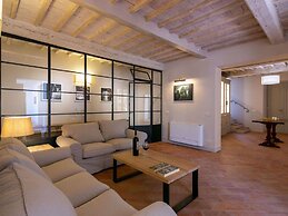 Plush Holiday Home in Cortona with Hot Tub