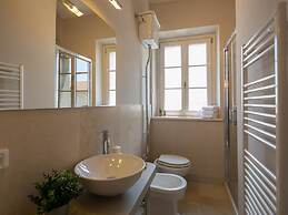 Plush Holiday Home in Cortona with Hot Tub