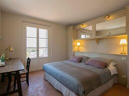 Plush Holiday Home in Cortona with Hot Tub