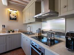 Plush Holiday Home in Cortona with Hot Tub
