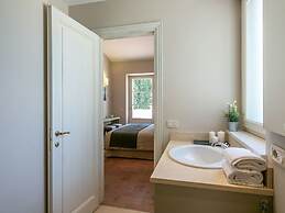 Plush Holiday Home in Cortona with Hot Tub