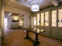 Plush Holiday Home in Cortona with Hot Tub