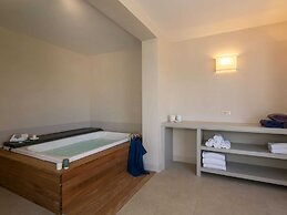 Plush Holiday Home in Cortona with Hot Tub