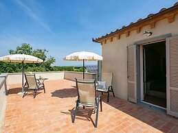 Plush Holiday Home in Cortona with Hot Tub