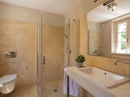 Plush Holiday Home in Cortona with Hot Tub