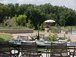 Plush Holiday Home in Cortona with Hot Tub