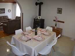 Spacious Apartment With Views of the Vineyards