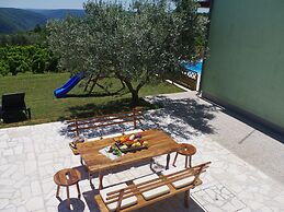Spacious Apartment With Views of the Vineyards