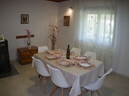 Spacious Apartment With Views of the Vineyards