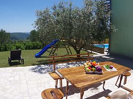 Spacious Apartment With Views of the Vineyards