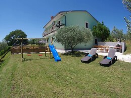 Spacious Apartment With Views of the Vineyards