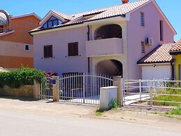 Apartment in Valbandon With Terrace