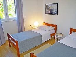 Apartment in Valbandon With Terrace