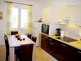 Apartment in Valbandon With Terrace