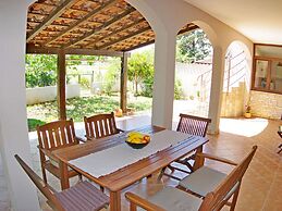 Apartment in Valbandon With Terrace