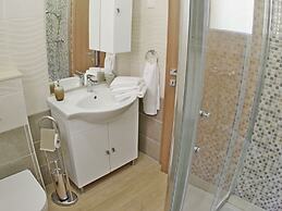 Apartment in Valbandon With Terrace