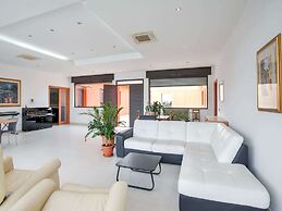 Belvilla by OYO Dream Villa With Private Pool