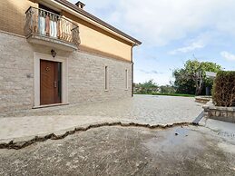 Elegant Apartment in Campobasso near Woods