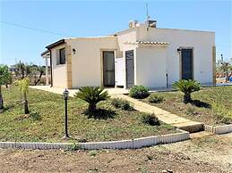 Belvilla by OYO Comfy Villa in Noto With Garden