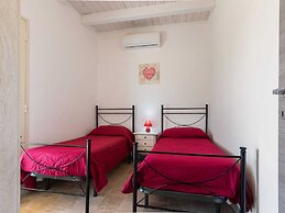 Belvilla by OYO Comfy Villa in Noto With Garden