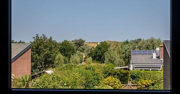 Attractive Holiday Home, Sunny Garden, Near the Beach