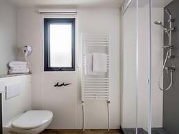 Beautiful Chalet With two Bathrooms, Near a Lake