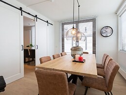 Spacious Apartment in Den Haag near Sea Beach