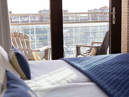 Luxury Apartment With Marina View