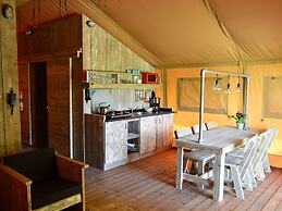 Luxury Tent with Kitchen & Shower near Beach & Campsite