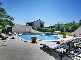 Boutique Apartment With Pool in Medulin